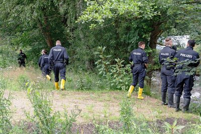 Insgesamt 40 Beamte der Bereitschaftspolizei aus Leipzig waren am Donnerstag im Einsatz, um die Preßnitz nach dem Steinbacher Flutopfer abzusuchen.