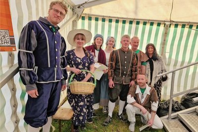 Laiendarsteller boten Szenen aus der Historie von Beerwalde. 