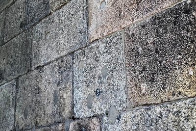 Wer genau hinschaut, erkennt: Die drei Bohrlöcher links oben haben wie weitere auf dieser Höhe etwa den selben Abstand, die unten sind unregelmäßig gesetzt - dabei könnte es sich um Sprenglöcher von 1945 handeln.