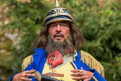 Räuber Hotzenplotz - gespielt von Leander de Marel - eröffnet wie jedes Jahr die Saison auf den Freilichtbühne an den Greifensteinen. 