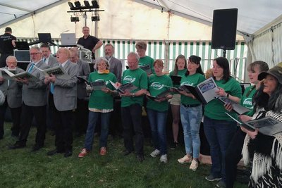 Der Männerchor Beerwalde sang zusammen mit Vereinsmitgliedern und weiteren Sängern. 