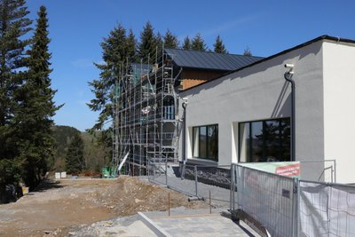 An der Fassade laufen die letzten Arbeiten.