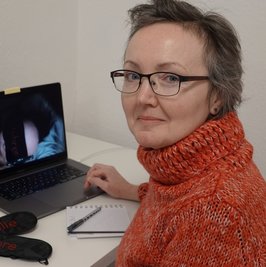 Künstlerin Sandra Riche in der Galerie. 