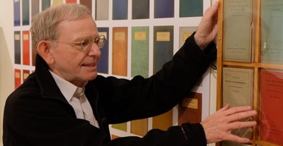 Wolfgang Frech hat die Ausstellung mit insgesamt 30 Tafeln und über 200 Büchern kuratiert. Die Exponate stammen aus seiner eigenen Sammlung. 