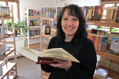 Anett Klug leitet die Bibliothek in Zschorlau.