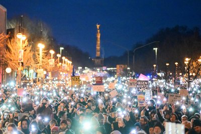 Demonstration in Berlin: Teilnehmer halten während einer Demonstration unter dem Motto "Aufstand der Anständigen - Demo für die Brandmauer" auf der Straße vor der CDU-Parteizentrale Lichter hoch.