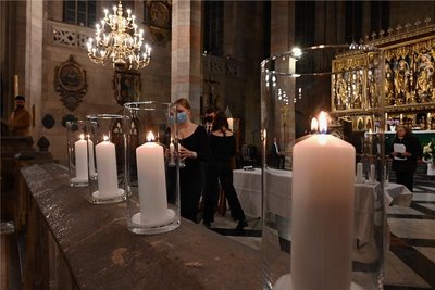 Im Zwickauer Dom sind Kerzen für die NSU-Opfer entzündet worden. 