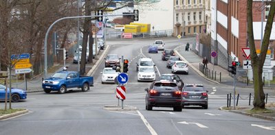 Ortskundige steuern die Plauener Kreuzung Stresemann-/Hammerstraße samt ihren komplexen Regelungen mit einem gewissen Respekt an, für Auswärtige ist sie umso kniffliger. Der Umgang mit einem Rotlichtverstoß, der nach Entscheidung des Amtsgerichtes als erwiesen gilt, wirft Fragen auf. 