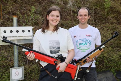 Abteilungsleiter Christian Kreyßel und Übungsleiterin Annika Pohl gehören zur Führungsriege bei den Biathleten im PSV Schwarzenberg mit eigenem Schießstand und Rollerbahn an der Gartenstraße.