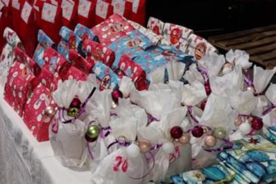 Ein Foto von der Adventskalender-Packparty im vorigen Jahr. 24 Geschenke soll jeder Teilnehmer beisteuern.