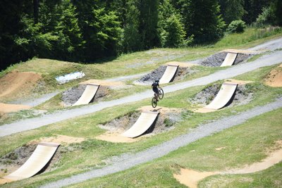 Biker können auf einem Parcours in der Bikewelt Schöneck Sprünge üben.