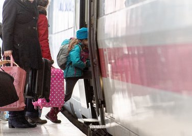 Sommerferien im Anmarsch: Die Bahn verkauft Familientickets zum Festpreis – ein Kind muss mitfahren, bis zu zwei Erwachsene dürfen mit.