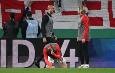 Leipzigs Andre Silva geht vor dem Freiburger Fanblock zu Boden. Neben ihm schaut Leipzigs Emil Forsberg in zu den Fans.