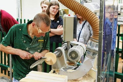 Los ging der Rundgang in der Dreherei, in der das Holz in Form gebracht wird. 
