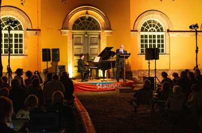 Die "Balladen unter Sternen" mit Pascal Kaufmann (Klavier) und Jörg Einert (Sprecher) im Kirchpark vor der Stadtkirche hatte 2019 mehr als 400 Gäste angelockt. Dieses Jahr heißt es "Soirée mit 1000 Kerzen". 