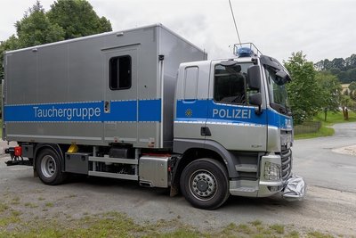 Auf dem Wanderparkplatz in Streckewalde an der Bahnhofstraße steht das Spezialfahrzeug der Polizeitaucher.