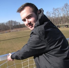 Kevin Müller bei der Montage des Netzes. 