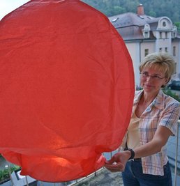 
              <p class="artikelinhalt">Stephanie Bretschneider aus Beierfeld mit einer Himmelslaterne. Diese Ballons geben Partys einen festlichen Anstrich - und versetzen manch Uneingeweihtem einen gehörigen Schrecken. </p>
            