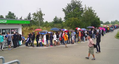 Mehrere hundert FSV-Mitglieder harrten selbst im Regen geduldig aus, um an ihre Karten zu gelangen.