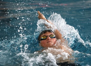 Ferdinand Grunert vertrat beim Wismutpokal den gastgebenden FC Erzgebirge Aue, der in der Halle auf dem Zeller Berg Hunderte Schwimmer aus mehreren Vereinen zum sportlichen Vergleich begrüßte. 
