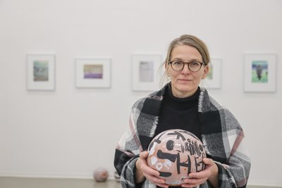Henriette Schneidewind mit einem Keramik-Objekt Osmar Ostens.