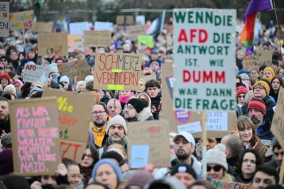 Demo in Berlin. Friedrich Merz, Kanzlerkandidat der Union, wollte im Bundestag mit den Stimmen von AfD-Abgeordneten verschärfte Migrationsbestimmungen durchbringen.