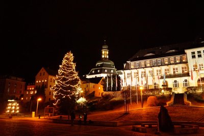 Bald ist es wieder so weit und man kann den Weihnachtsschmuck am Marktplatz in Klingenthal bewundern.