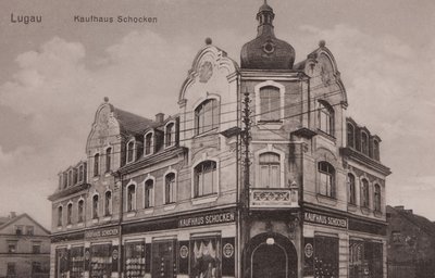 Historische Ansicht des Kaufhauses Schocken in Lugau. Die ursprüngliche Fassade im Stil der Gründerzeit wurde bei einer Erweiterung Ende der 1920er-Jahre umgestaltet. 