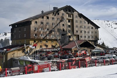 Das abgebrannte Hotel im Skigebiet Kartalkaya in der nordwestlichen türkischen Provinz Bolu. Die Katastrophe kostete mehrere Menschen das Leben.