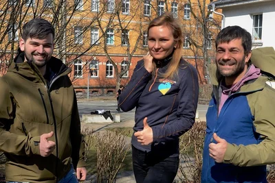 Karyna Aleksieieva konnte vor wenigen Tagen aus der Ukraine zu ihrem Partner ins Vogtland flüchten. Seit dieser Woche hilft sie Schülern aus ihrer Heimat beim Deutsch-Unterricht an der Oberschule Falkenstein. Auch David Ide (links) und Christian Arndt (rechts) vom Begegnungszentrum Vitamin B kümmern sich um die Integration der Flüchtlinge. Zum Beispiel mit außerschulischen Aktionen und Sprachkurs für die Eltern der Kinder. 
