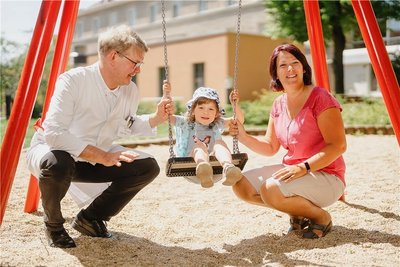 Schaukeln macht Sophia aus Pulsnitz Spaß, aber Mama Sarah Höfs und Chefarzt Dr. Georg Heubner könnten ruhig ein bisschen doller anschubsen. Nach ihrem Kontrollbesuch in der Kinderklinik des Städtischen Krankenhauses in Dresden tobt die vierjährige Rheumapatientin über den Klinikspielplatz. 