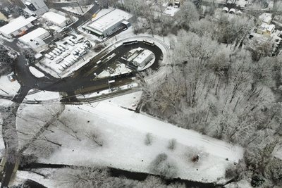 Eine dichte Schneedecke bedeckt den neuen P+R, direkt an der Endhaltestelle Schönau.