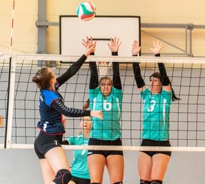 Sarah Bergmann von den Neuseenland Volleys (links) heizte den Hormersdorfer Ex-Kolleginnen - am Netz Claudia Böttcher (rechts) und Lisa-Marie Beyer - ordentlich ein. 