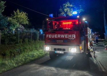 Laut Einsatzleiter Markus Ihle von der Olbernhauer Wehr habe beim Eintreffen am Einsatzort eine Gartenlaube im Vollbrand gestanden. 