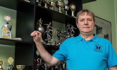 Im Vereinsheim des BSC Motor Rochlitz zieren viele Pokale die Wand im Versammlungszimmer. Neben den sportlichen Erfolgen hofft Präsident Jens Gruttke zunächst darauf, dass die Aktiven wieder die Grundlagen für Erfolge legen können. 