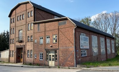 Das viele Jahre als Ringerhalle genutzte Gebäude an der Flockenstraße in Lugau wird erneut zum Verkauf angeboten. Die Ausschreibung ist bereits erfolgt.