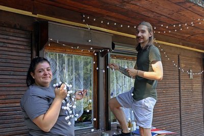 Linda Schütze und Michel Dörffel gehören zu den Betreuern der Ferienkinder aus Dresden, die sich zurzeit in Waldenburg erholen.