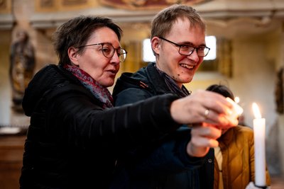 Betreuerin Stefanie Ulbrich mit einem Bewohner des „Traumhaus“ der Diakonie Freiberg.