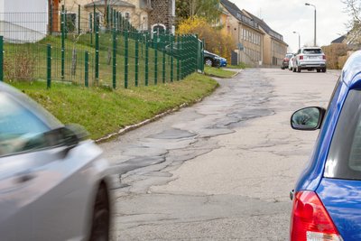 Straßenbau, wie er etwa auf der Siedlungsstraße in Pockau nötig wäre, muss wohl noch weiter warten.