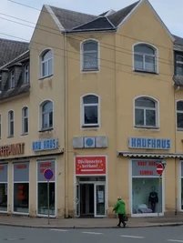 Im einstigen Kaufhaus Schocken in Lugau befindet sich auch heute noch eine Verkaufsstelle. 