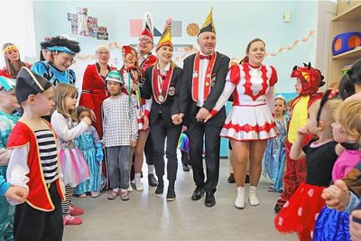 Mit Prinzenpaar und flotten Sprüchen: Die Narren des FKK sagten fröhlich Danke bei den Bergstadtzwergen. 