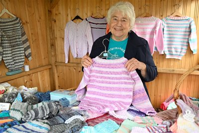 Regine Illner und ihre gestrickten Sachen - eine Institution auf dem Herbstmarkt in Wiedersberg.