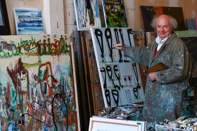 Osmar Osten in seinem Atelier.