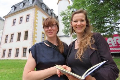 Hinter den Kulissen: Produzentin Regina Bouchehri (rechts) und Projektleiterin Mona Bergmann.