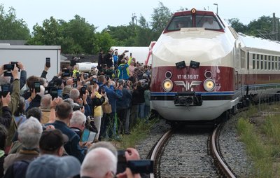 Willkommensfest für einen Zug-Oldtimer: Zahlreiche Schaulustige haben in Radebeul den historischen Schnellzug in Empfang genommen. 