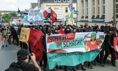 Als dicht gedrängter Block zogen die Antifa-Gruppen durch Zwönitz, hier in der Bahnhofstraße. 