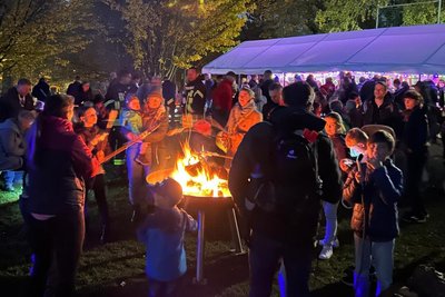 Etwa 350 Personen haben das Laternenfest auf dem Gelände der Fraureuther Kita „Regenbogen“ besucht.