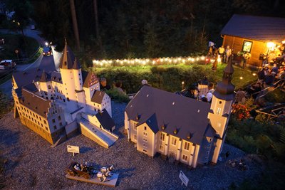 Markante Miniaturnachbauten wie Schloss und Kirche Schwarzenberg werden bei „Heimatecke bei Nacht“ in ein besonderes Licht getaucht.