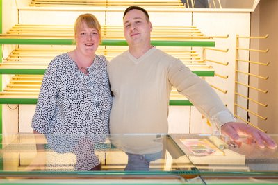 Noch sind die Regale leer. Ab 5. Mai ändert sich das. Samantha und Steffen Friedrich eröffnen dann pünktlich um 6 Uhr ihre eigene Goldbrötchen-Filiale in der Plauener Stresemannstraße 14.
