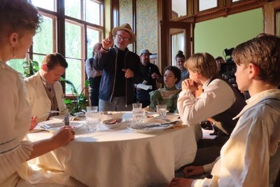 Regisseur Marco Gadge (Mitte) bespricht während der Dreharbeiten die Szenen mit dem Team.
